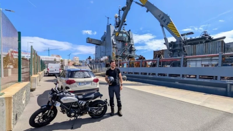 El capitán Miguel Moreno Dapena y a su espalda el buque de abastecimiento N35. (Foto: Atlántico Hoy)